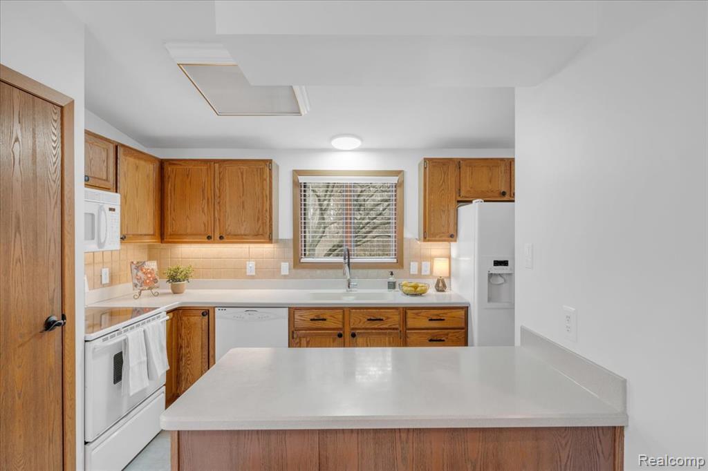 955 Woodlane Drive, Unit 9 Rochester Hills, MI 48307 - Photo 10 of 41