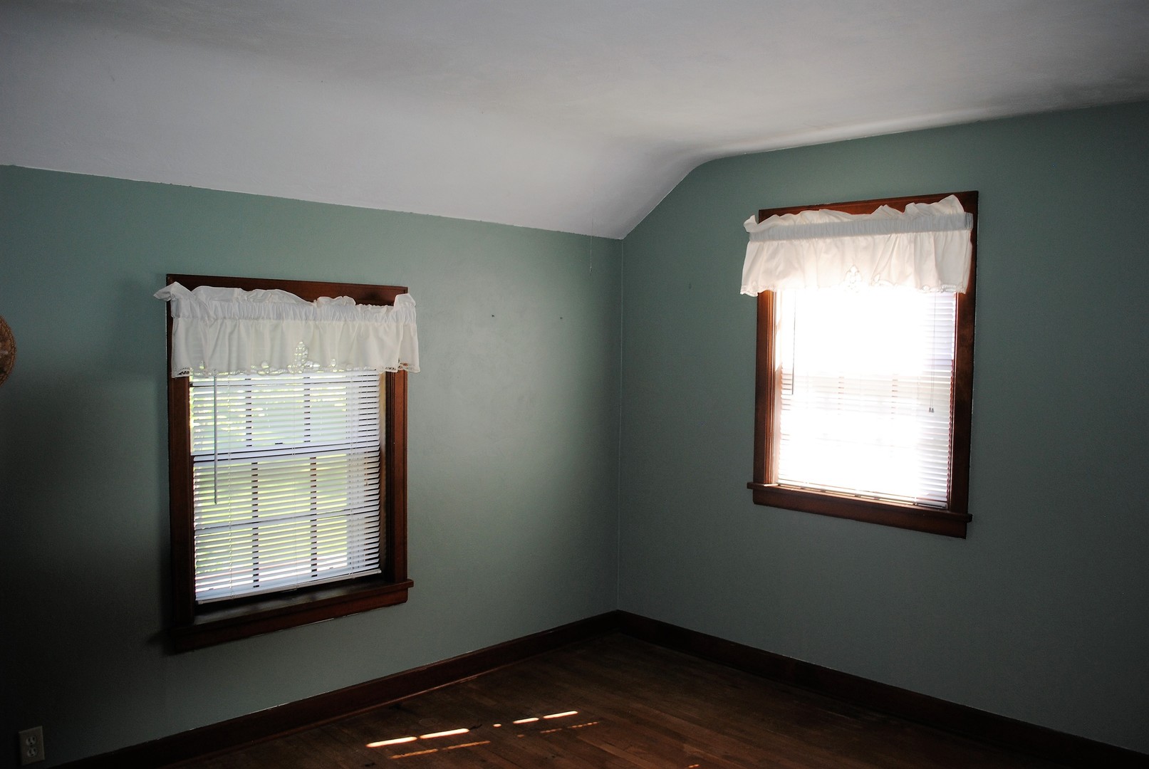 208 Ridge Street Mount Carroll, IL 61053 - Photo 9 of 16 an empty room with a window