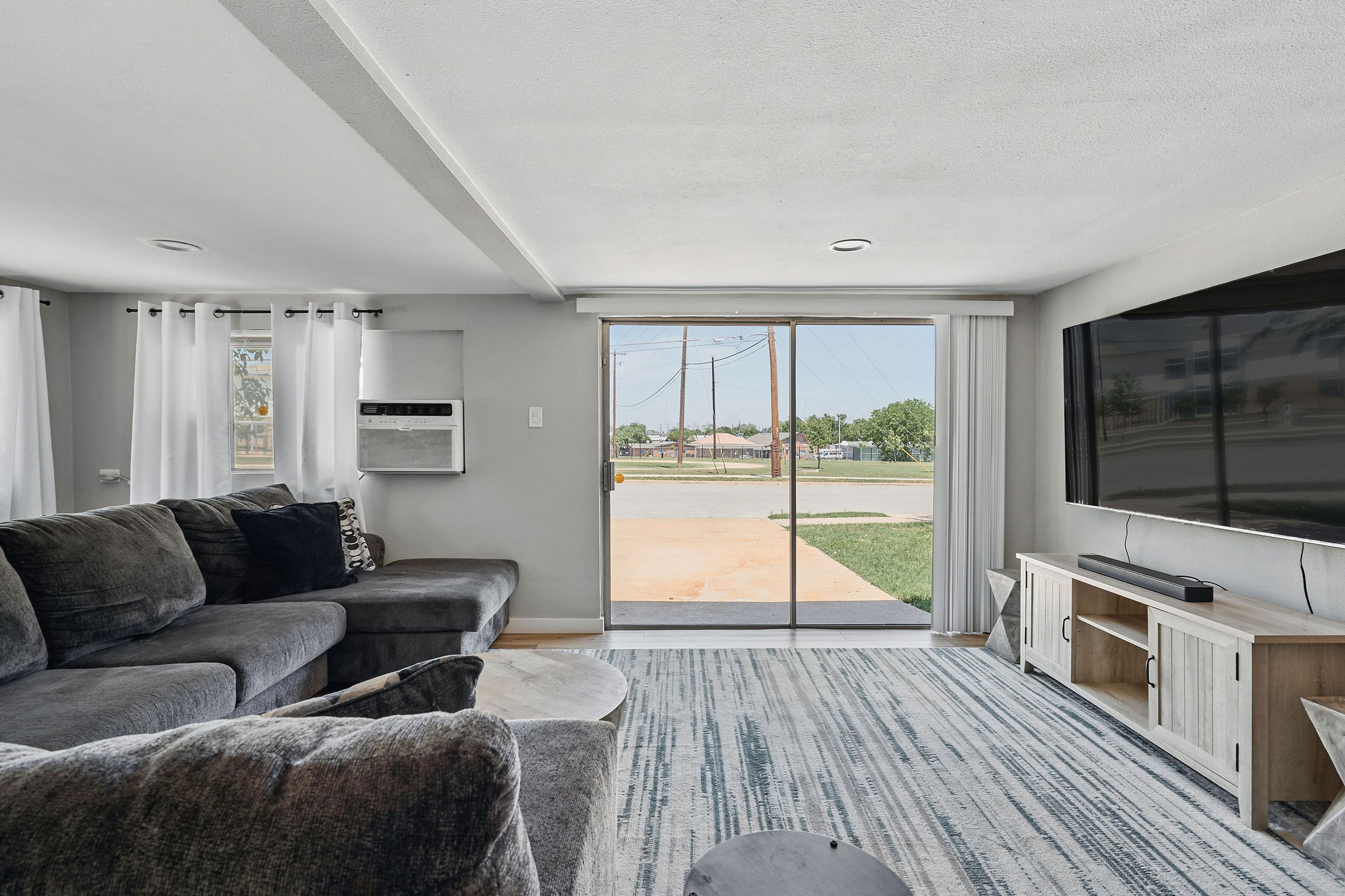 7706 Delafield Lane Austin, TX 78752 - Photo 11 of 28 Living area featuring baseboards