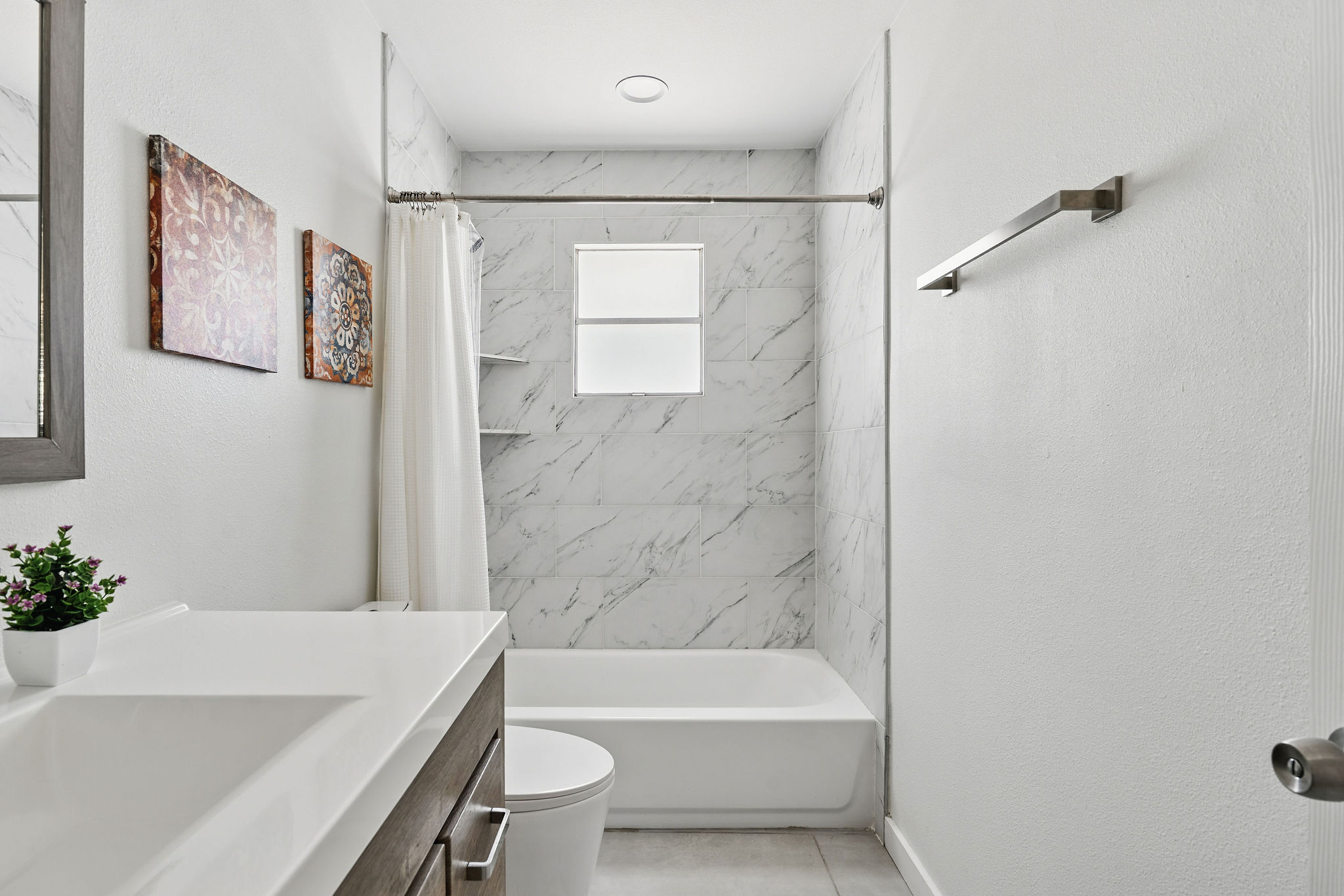 7706 Delafield Lane Austin, TX 78752 - Photo 28 of 28 Bathroom with vanity and shower / tub combo
