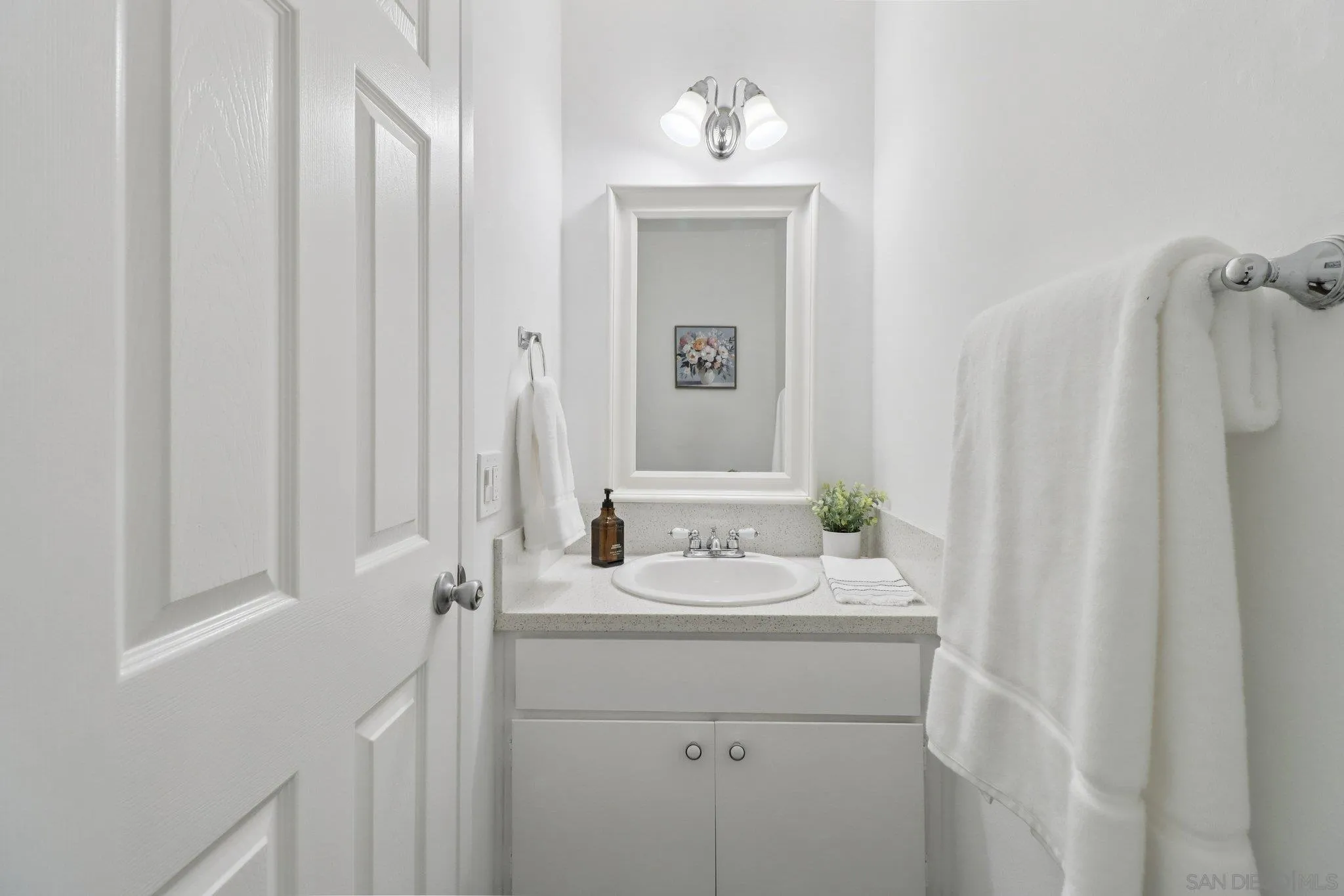 324 Countrywood Lane Encinitas, CA 92024 - Photo 12 of 42 a bathroom with a sink a mirror and a vanity