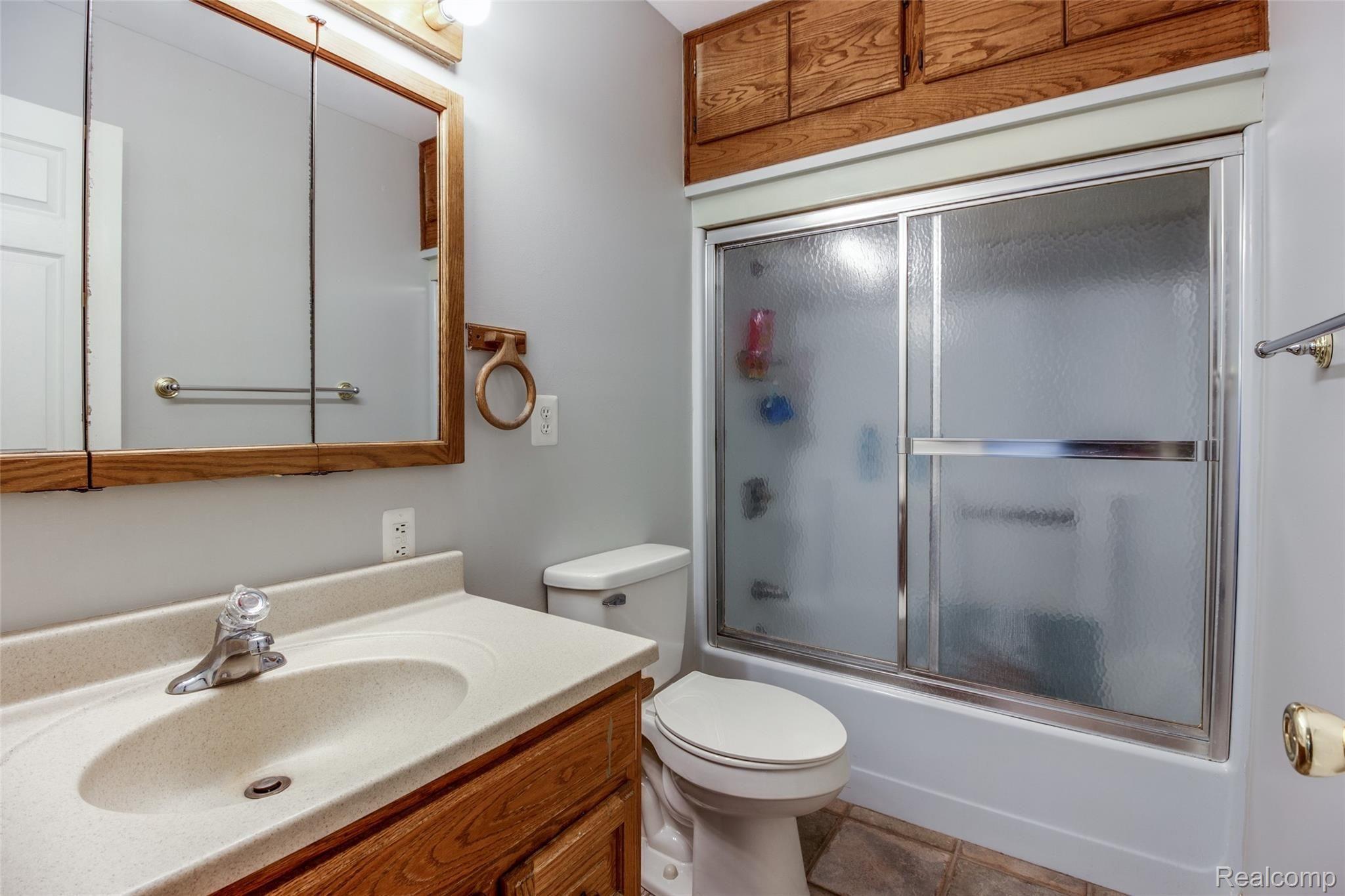 11031 Fenton Road Fenton, MI 48430 - Photo 29 of 37 Bathroom 2 (1 of 1).jpg