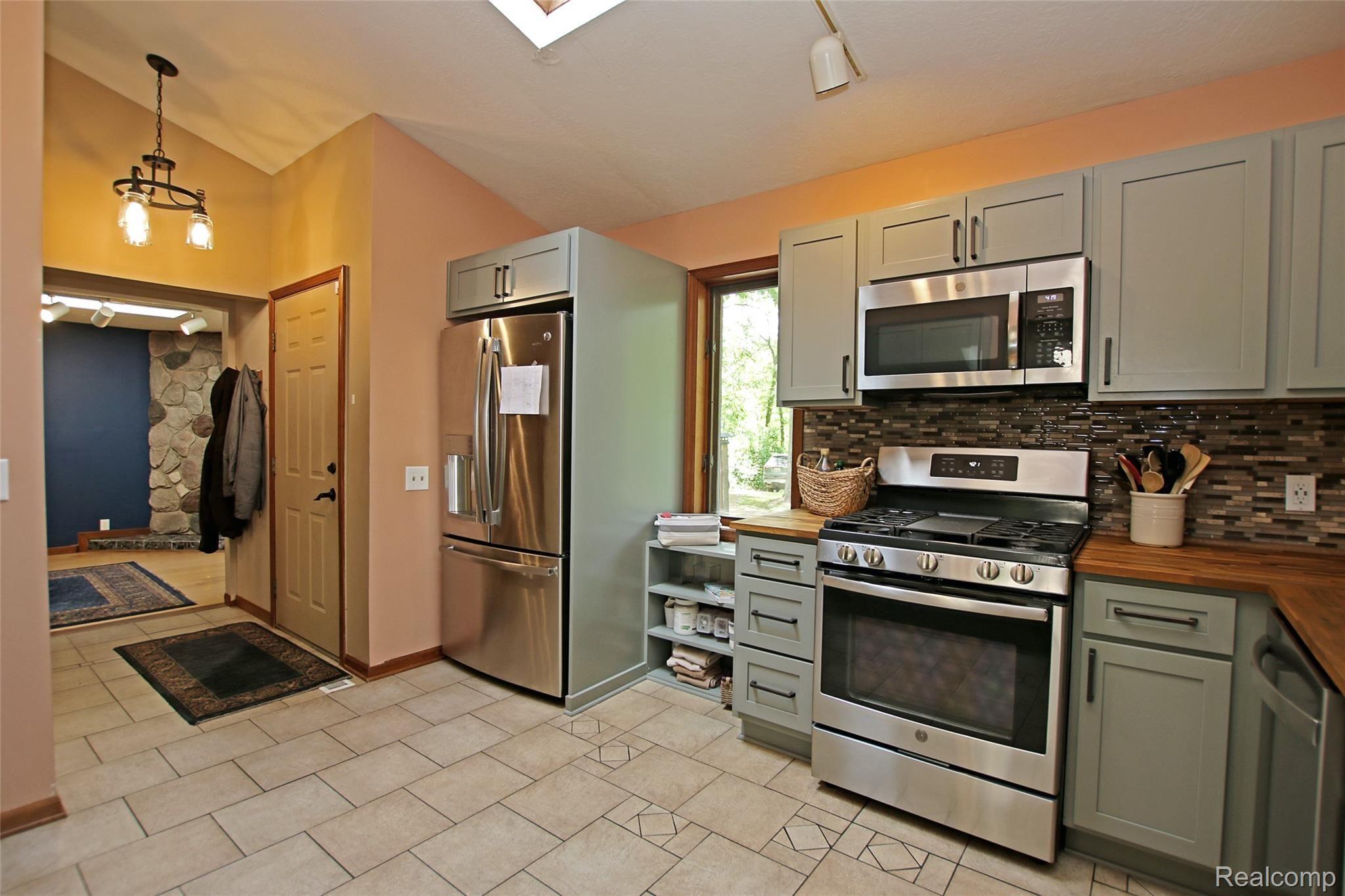 310 North Van Road Holly, MI 48442 - Photo 13 of 75 12) Kitchen.jpg