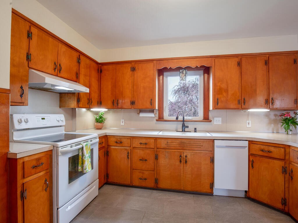 2 Thompson Avenue Westerly, RI 02891 - Photo 6 of 36 Gallery Image 6