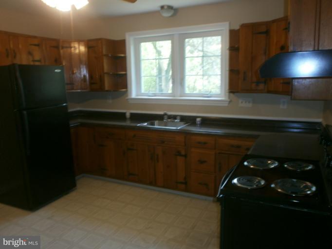 4517 Henderson Road Temple Hills, MD 20748 - Photo 20 of 23 Kitchen