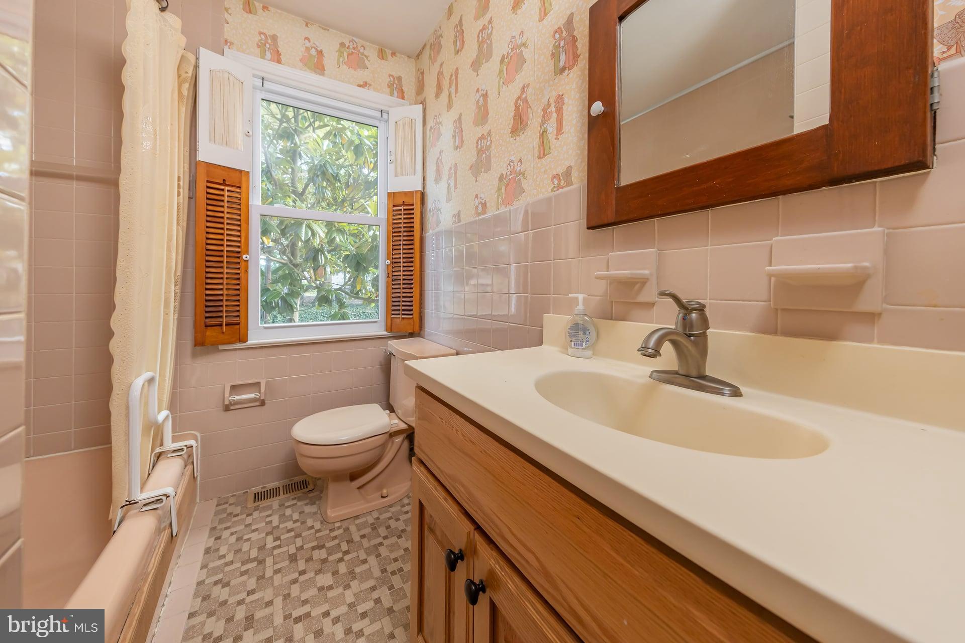 318 Johnson Road Blackwood, NJ 08012 - Photo 11 of 20 Full Bathroom #1