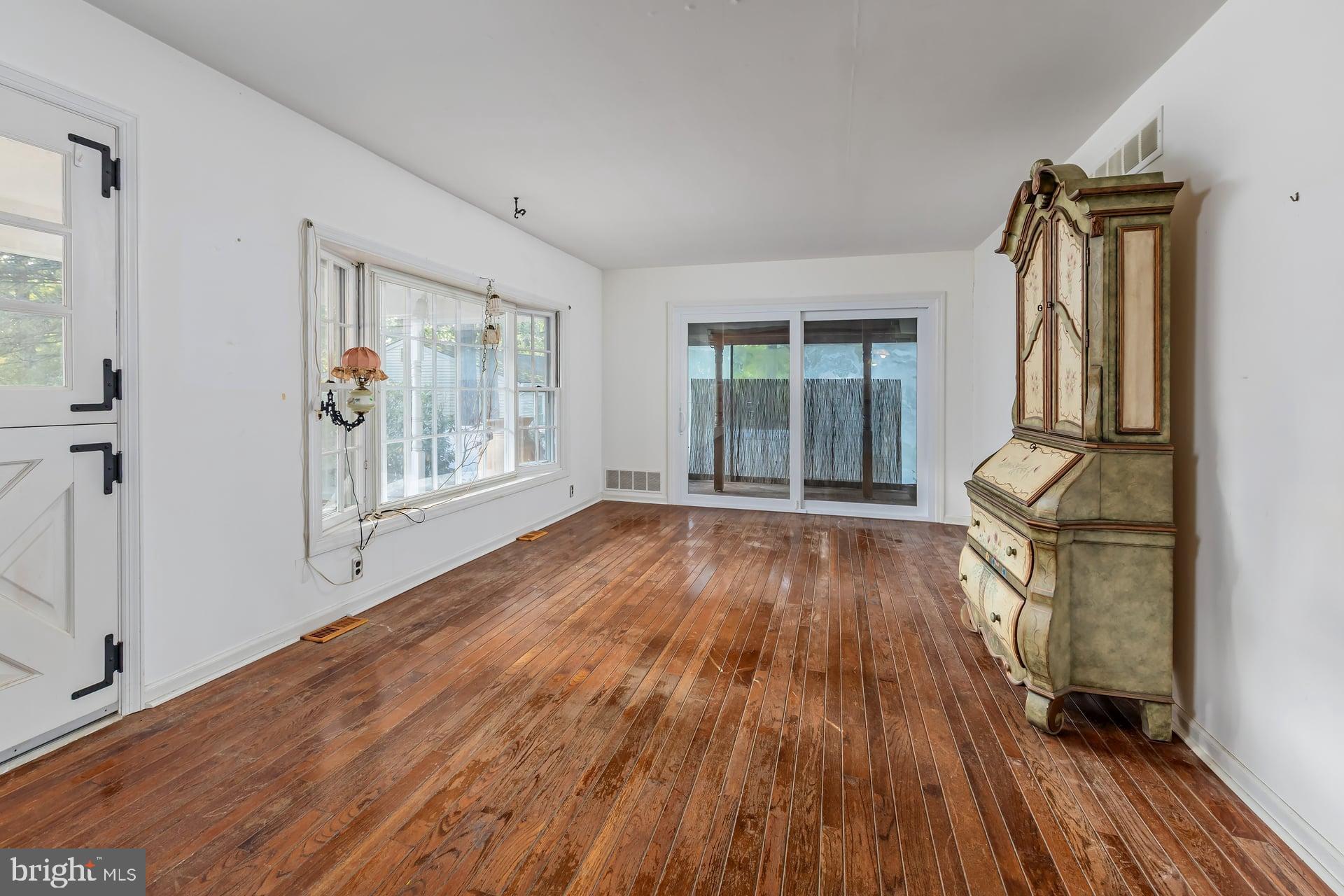318 Johnson Road Blackwood, NJ 08012 - Photo 4 of 20 Formal Living Room