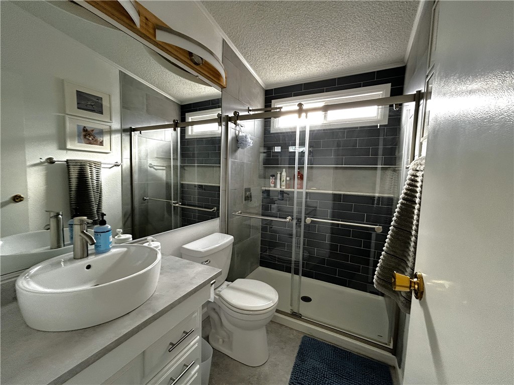 196 Thunderhead 2 Needles, CA 92363 - Photo 10 of 15 a bathroom with a sink toilet and shower