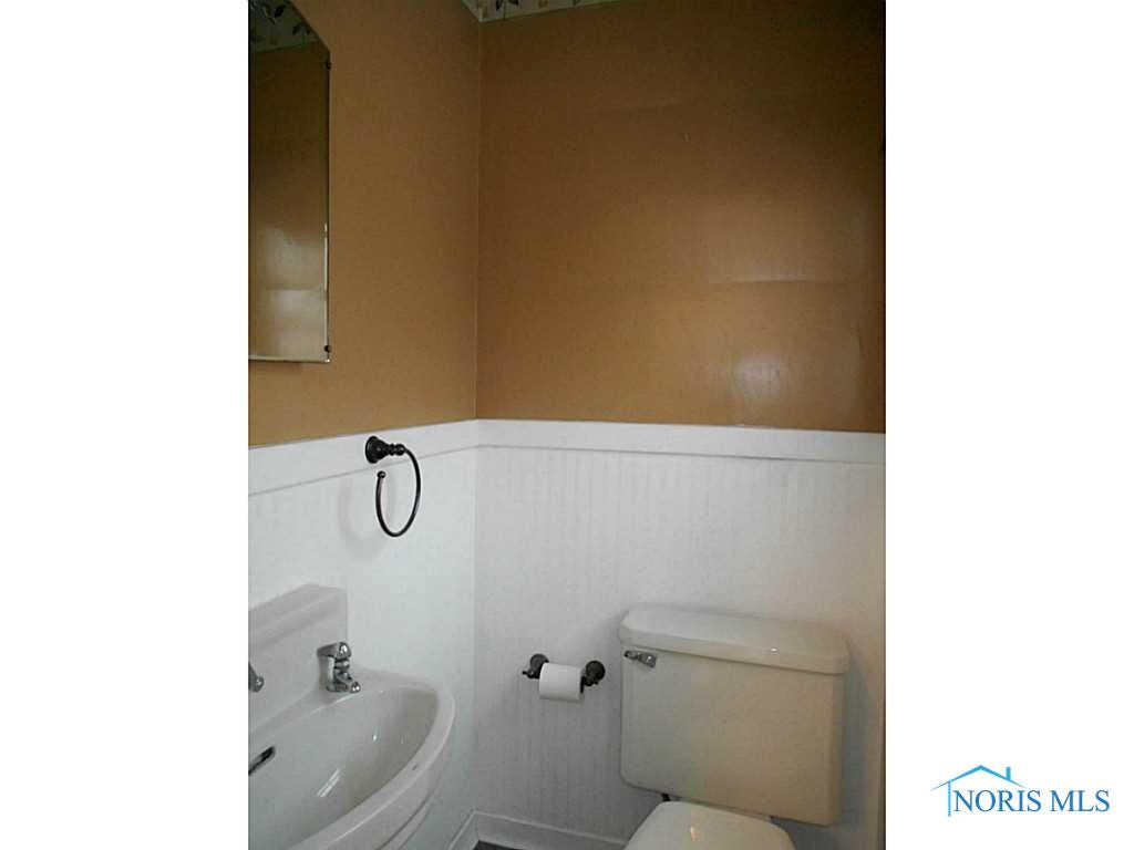 3832 Bowen Road Toledo, OH 43613 - Photo 5 of 14 Half Bath.