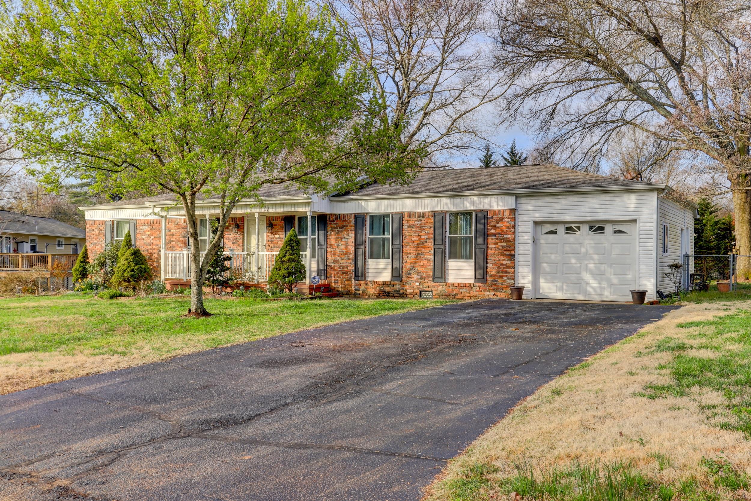 301 Engert Road Knoxville, TN 37922 - Photo 2 of 14 301 Engert Front garage side view