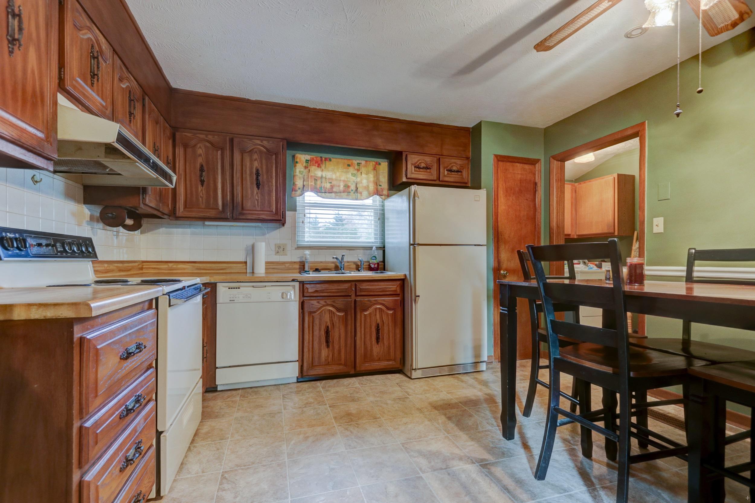 301 Engert Road Knoxville, TN 37922 - Photo 4 of 14 301 Engert Kitchen cabinets close up