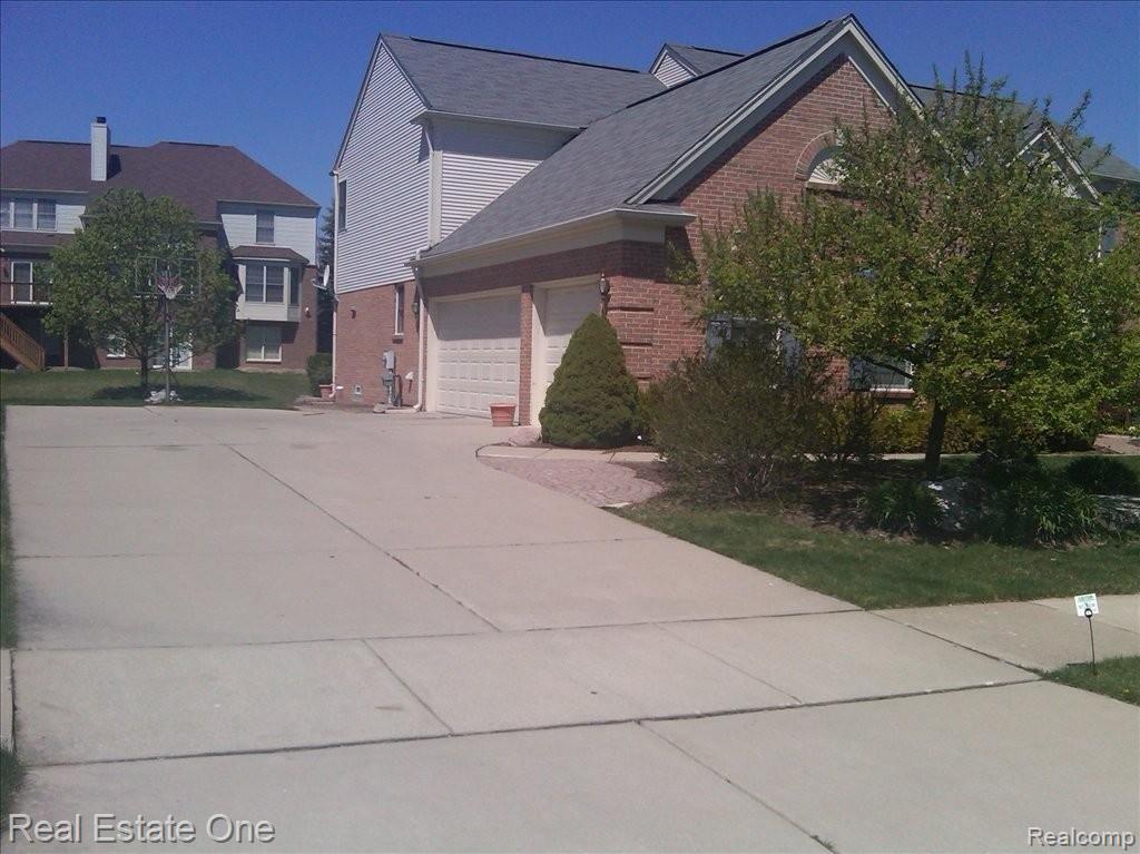 715 Loggers Circle Rochester, MI 48307 - Photo 2 of 25 IMG00051-20100422-1311