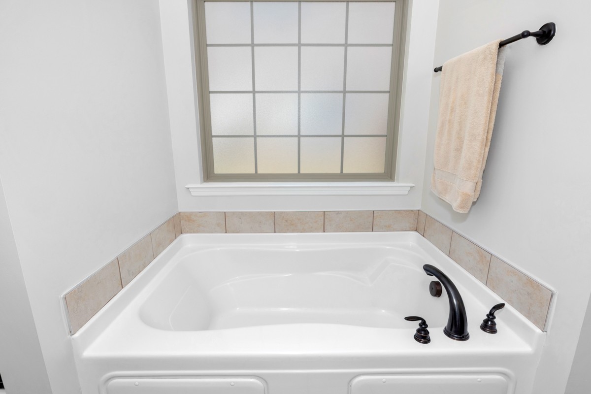 14469 Turnberry Lane Athens, AL 35613 - Photo 16 of 33 a bathroom with a bathtub