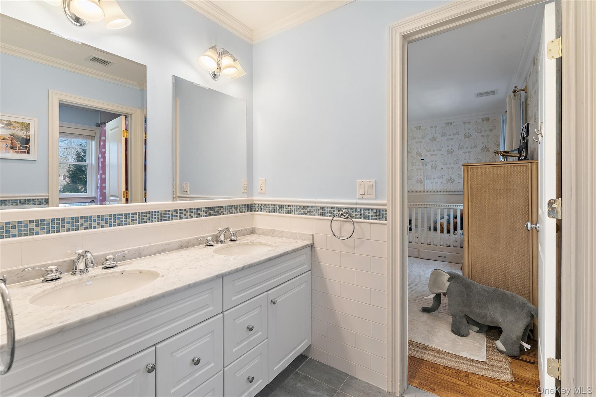 33 Wynmor Road Scarsdale, NY 10583 - Photo 21 of 40 Jack and Jill Bathroom with double vanity and bathtub
