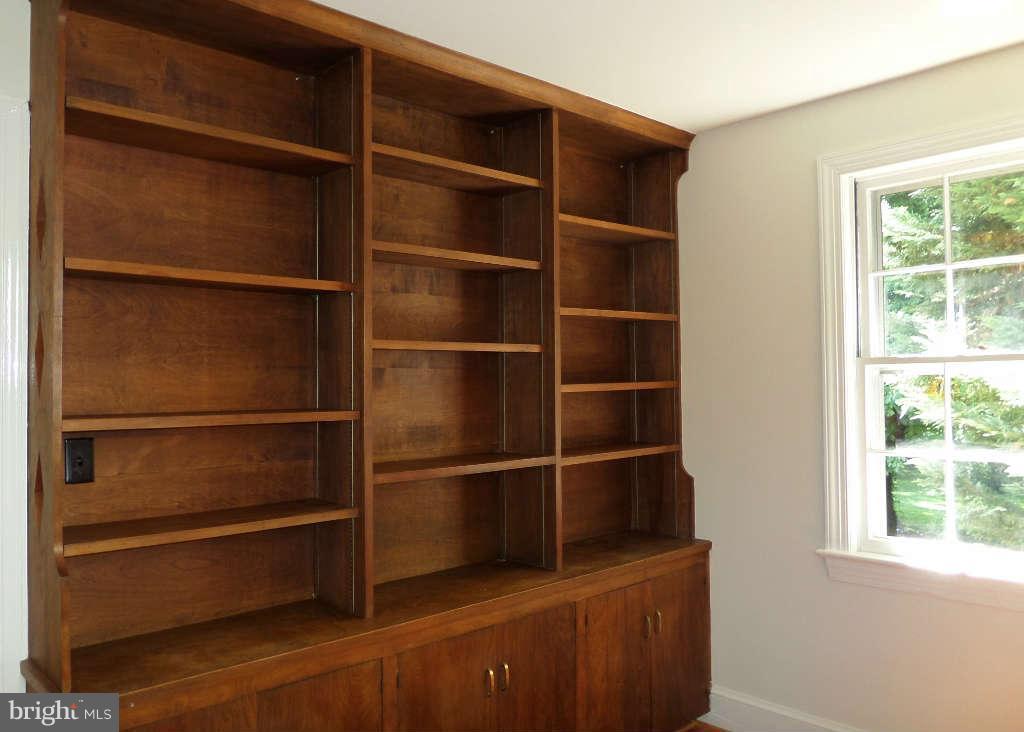 60 Frazier Road Warrenton, VA 20186 - Photo 12 of 30 Built in bookcase