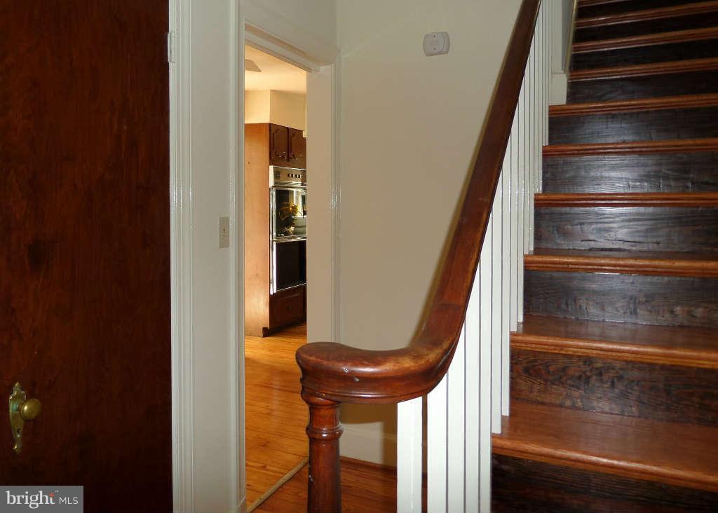 60 Frazier Road Warrenton, VA 20186 - Photo 16 of 30 Foyer to Kitchen