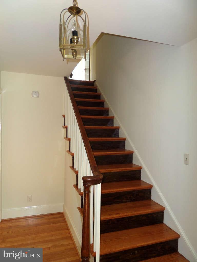 60 Frazier Road Warrenton, VA 20186 - Photo 17 of 30 Foyer to Second Floor