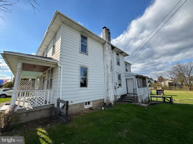 a view of backyard of house and garden