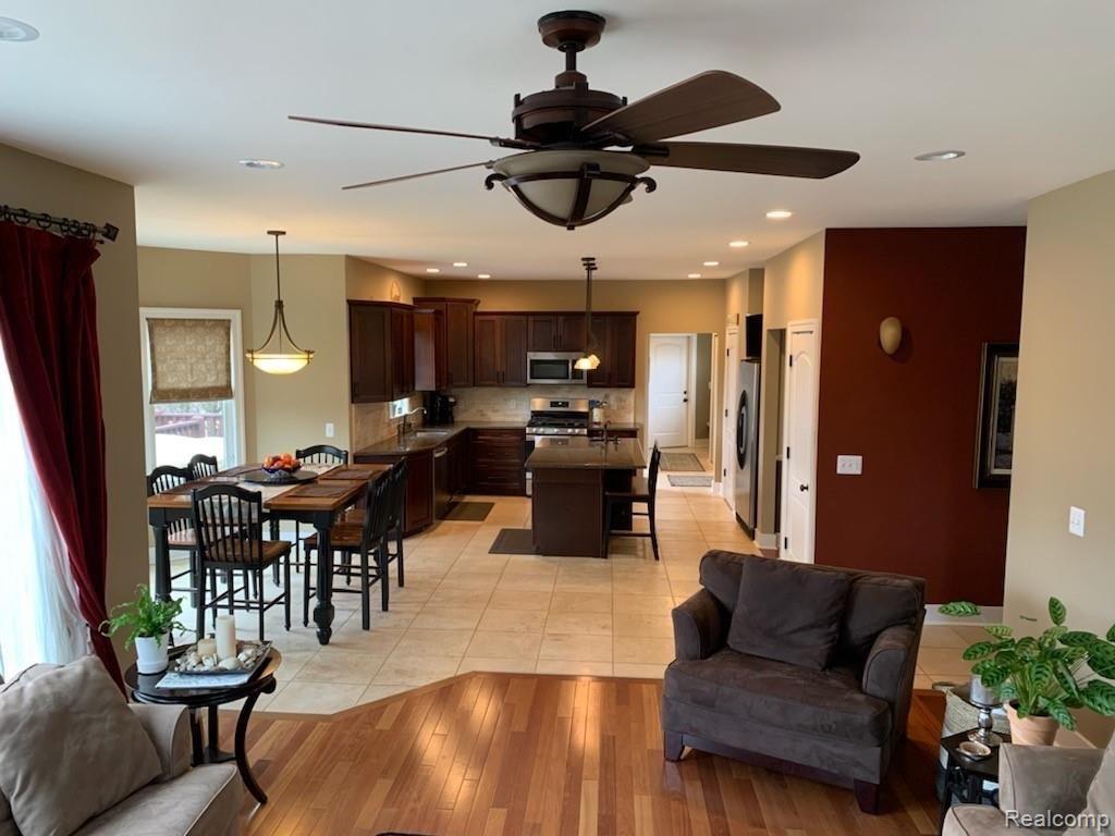 12386 Hibner Road Hartland, MI 48353 - Photo 8 of 29 IMG_9784.JPG