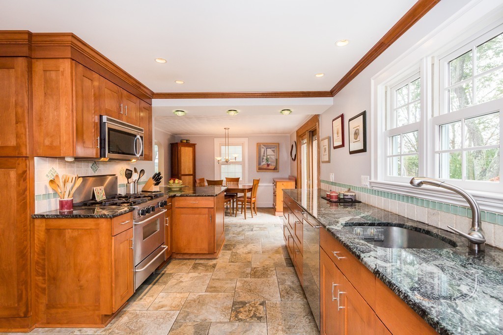 87 Richfield Road Arlington, MA 02474 - Photo 7 of 20