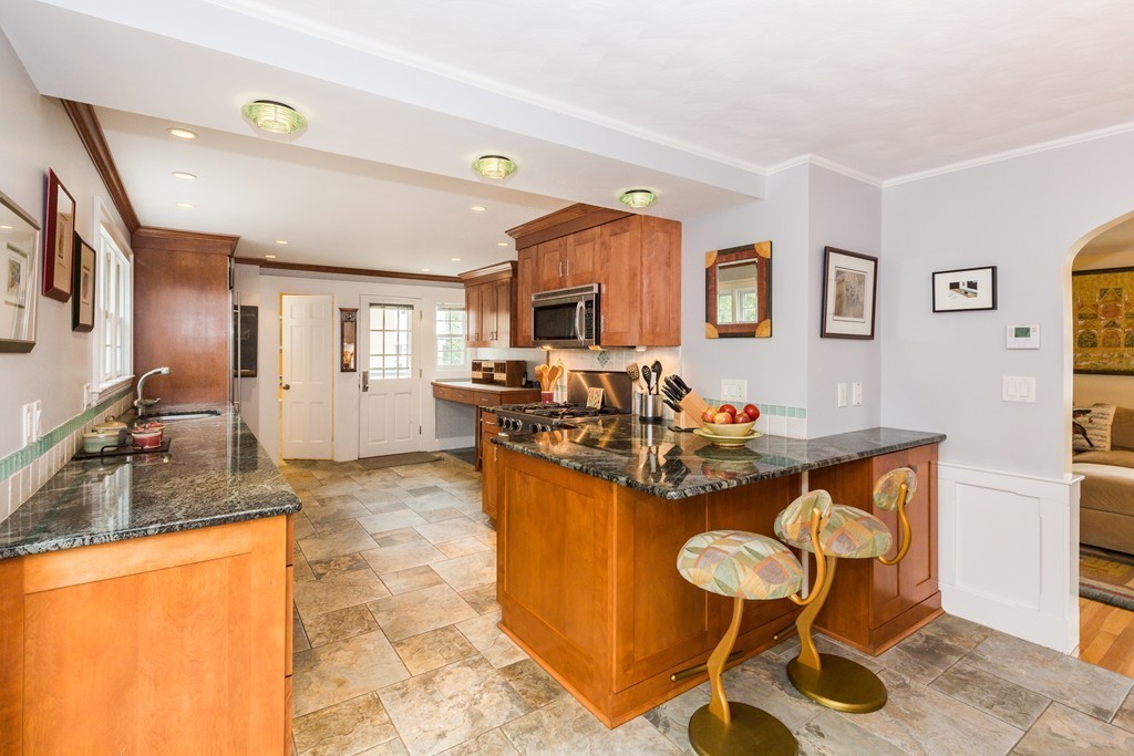 87 Richfield Road Arlington, MA 02474 - Photo 8 of 20