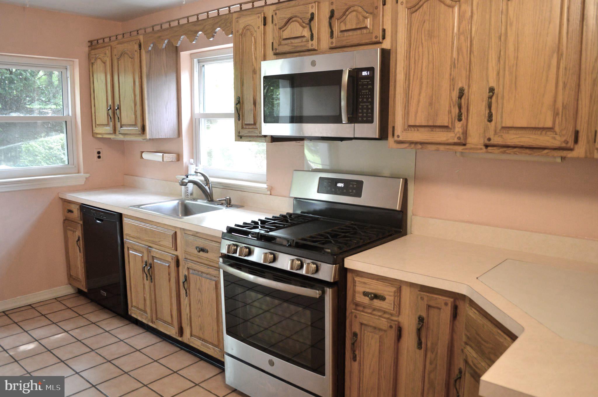 9115 Wire Avenue Silver Spring, MD 20901 - Photo 18 of 46 Kitchen w/loads of counterspace