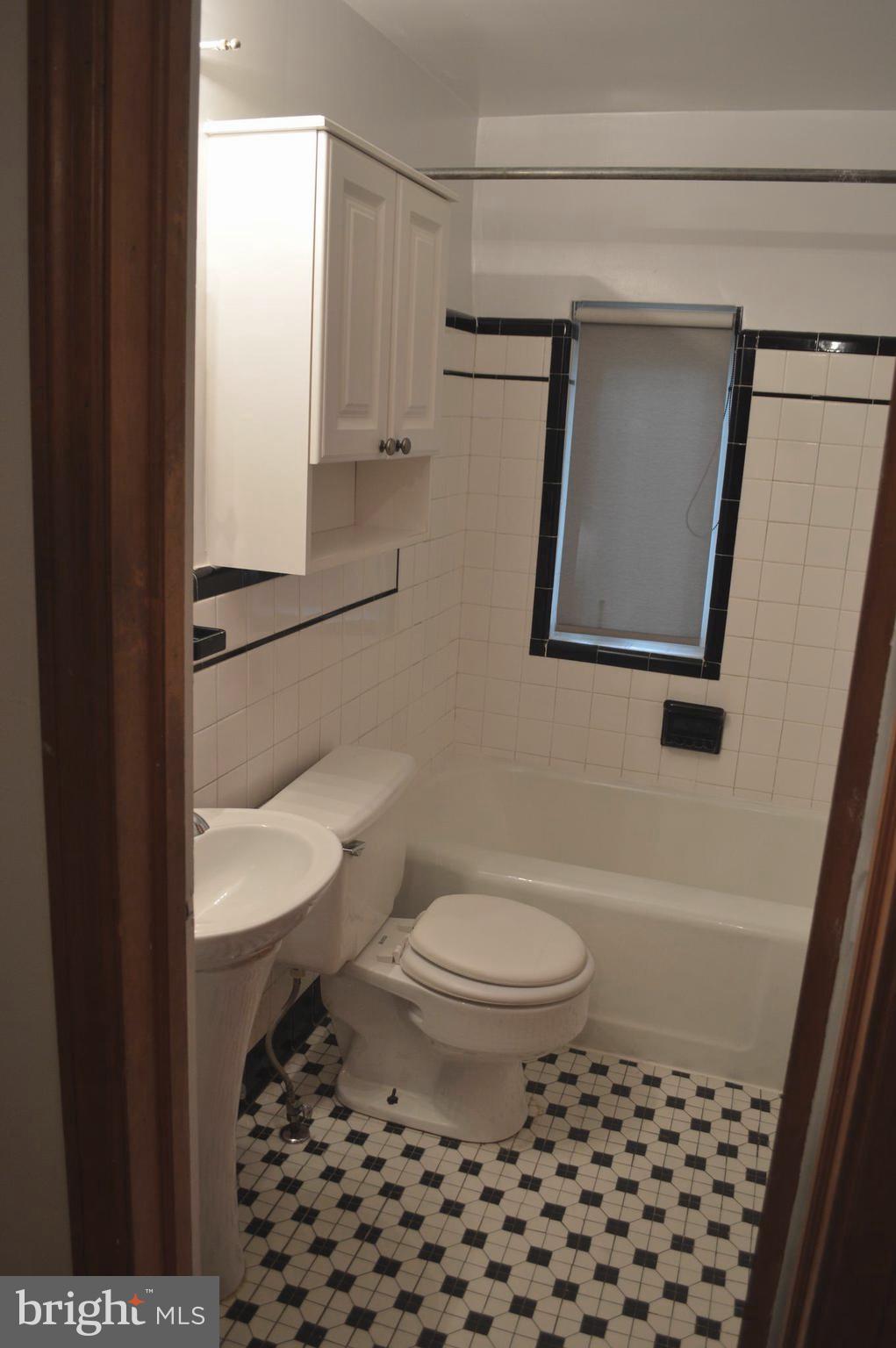 9115 Wire Avenue Silver Spring, MD 20901 - Photo 36 of 46 Upper level full bathroom with tub