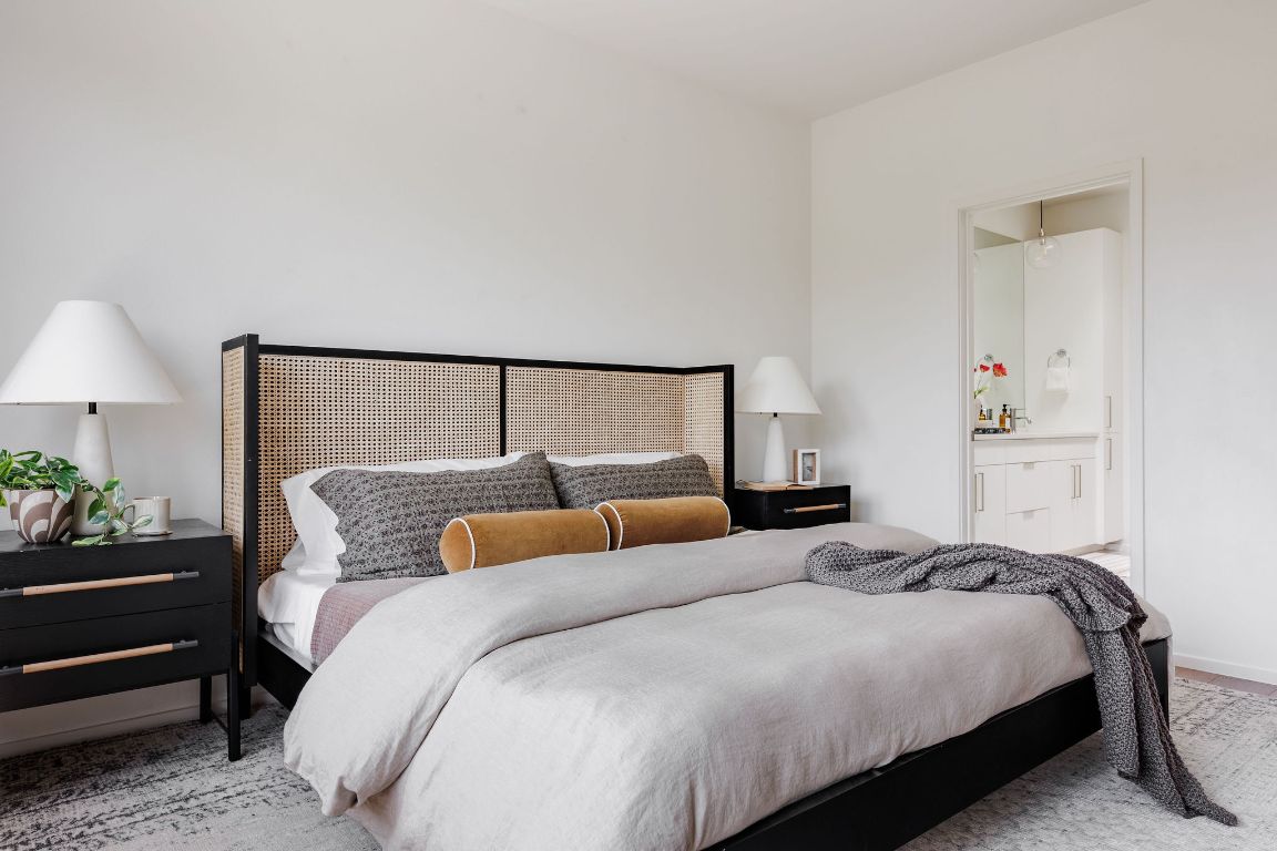 3100 Menchaca Road, Unit 6 Austin, TX 78704 - Photo 21 of 30 a bedroom with a bed and lamp