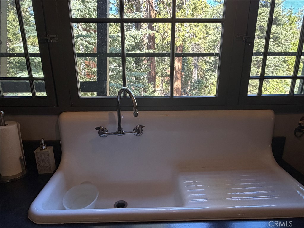 120 Barton Flats Road Angelus Oaks, CA 92305 - Photo 7 of 57 a bathroom with a bathtub