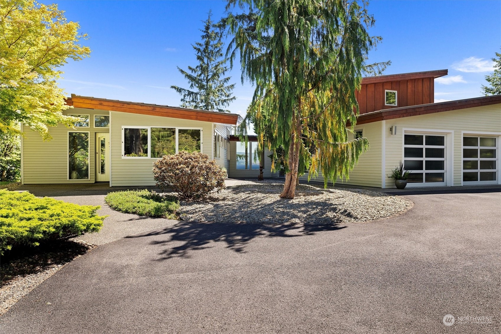 15550 Sandridge Road Long Beach, WA 98631 - Photo 26 of 36 front view of a house with a yard