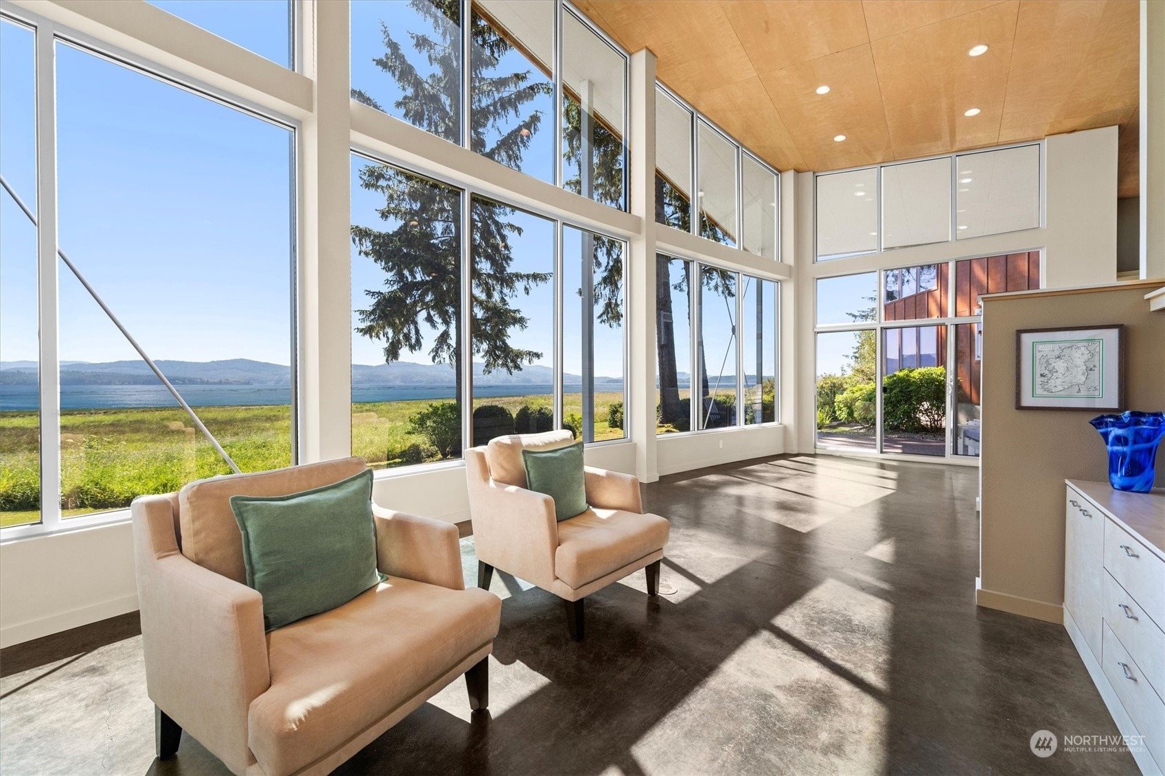 15550 Sandridge Road Long Beach, WA 98631 - Photo 5 of 36 a living room with furniture and a large window