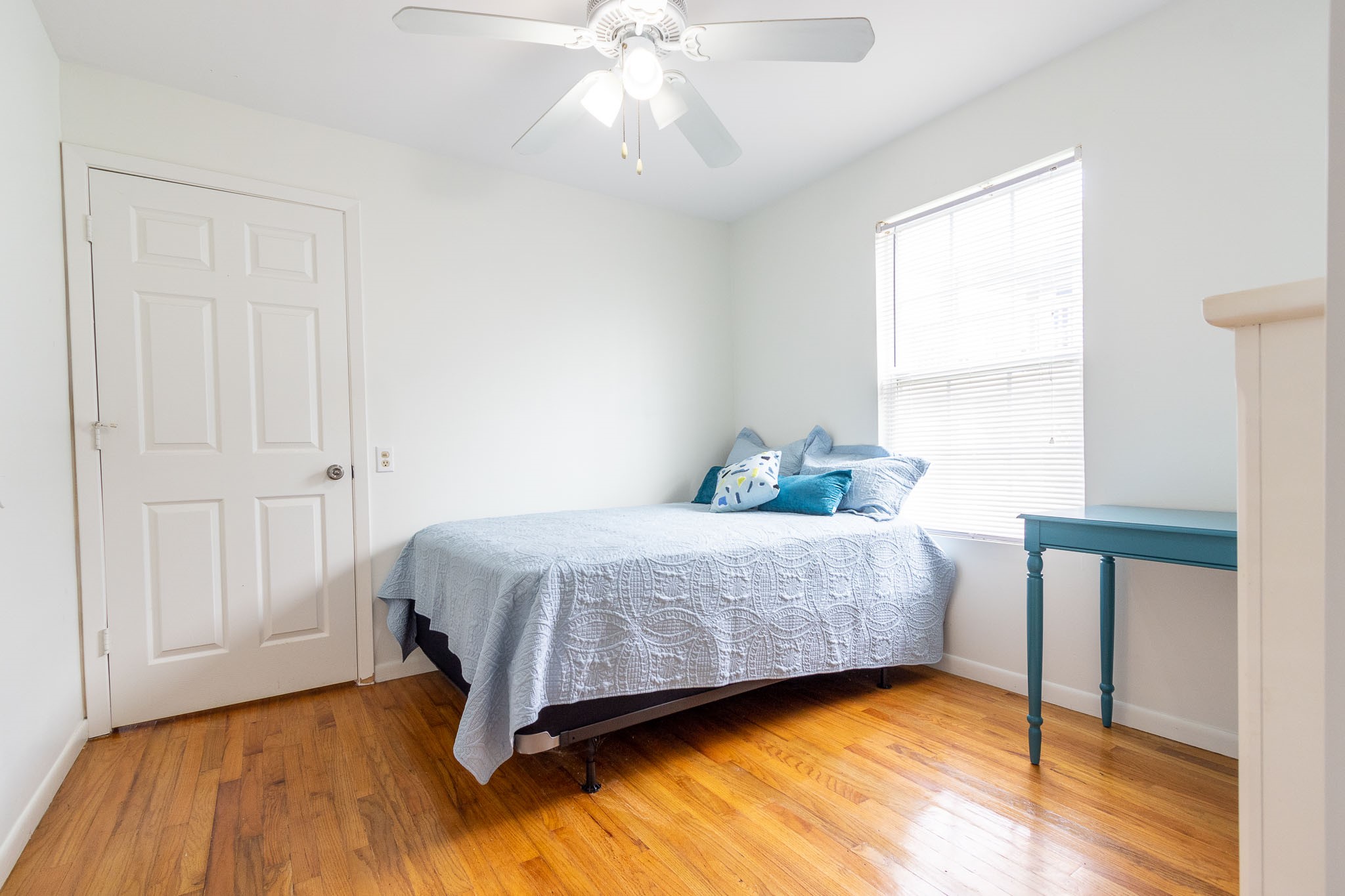 16721 Edward Teach Road Jamaica Beach, TX 77554 - Photo 18 of 49 Primary bedroom w/ensuite bath