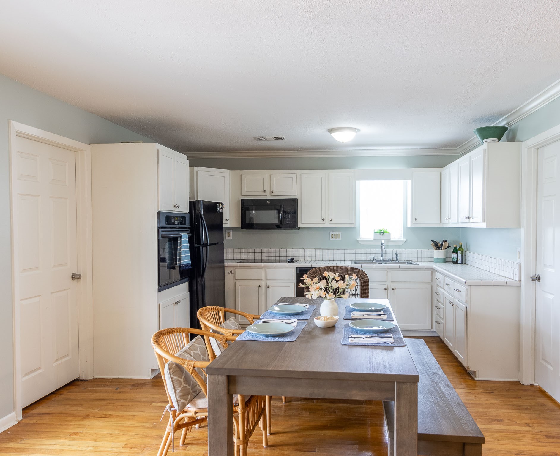 16721 Edward Teach Road Jamaica Beach, TX 77554 - Photo 6 of 49 Electric cooktop, separate oven, microwave, refrigerator remain. Tile countertops