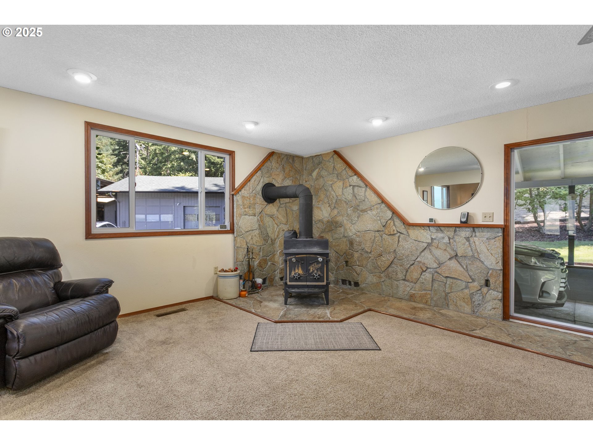 36589 Alder Branch Road Springfield, OR 97478 - Photo 12 of 36 a living room with furniture