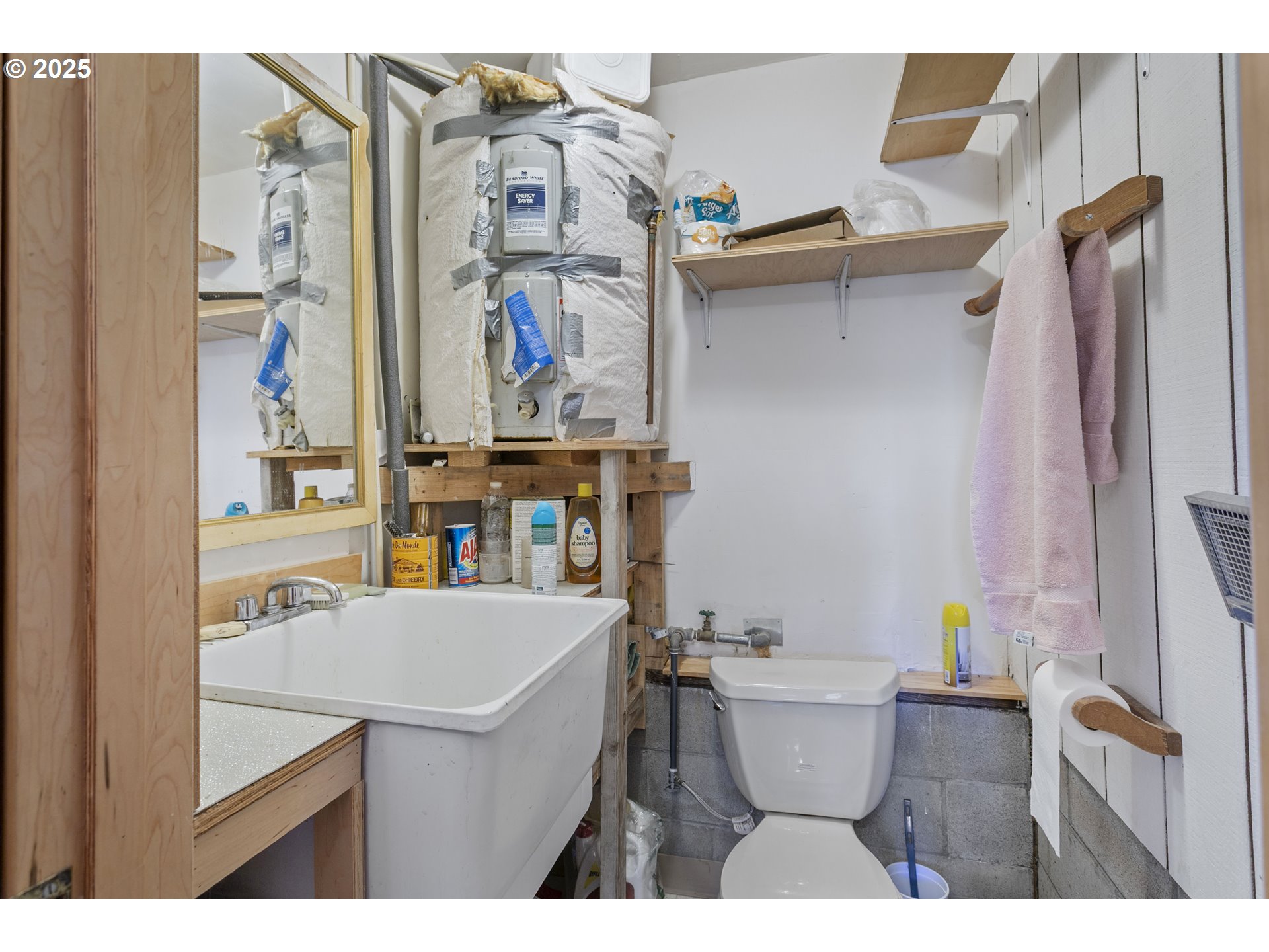 36589 Alder Branch Road Springfield, OR 97478 - Photo 32 of 36 a bathroom with a sink toilet and shower