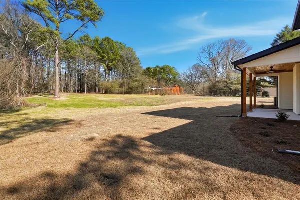 a view of a yard in front of the house