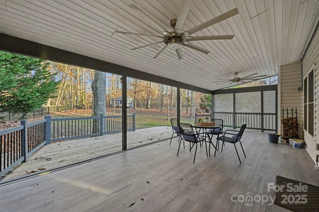 a view of a house with backyard and garden