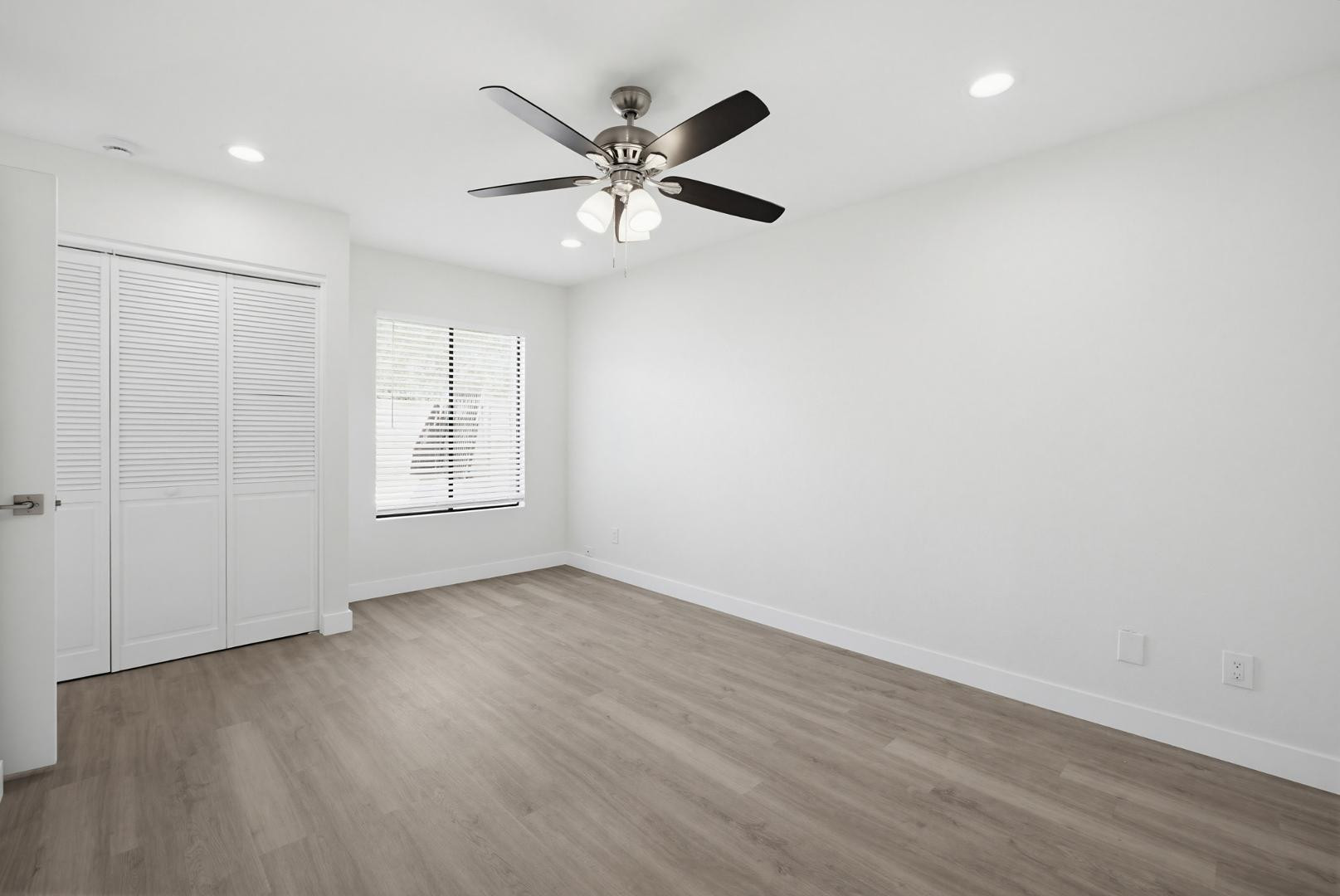 316 East Turquoise Avenue Phoenix, AZ 85020 - Photo 17 of 27 an empty room with wooden floor fan and windows