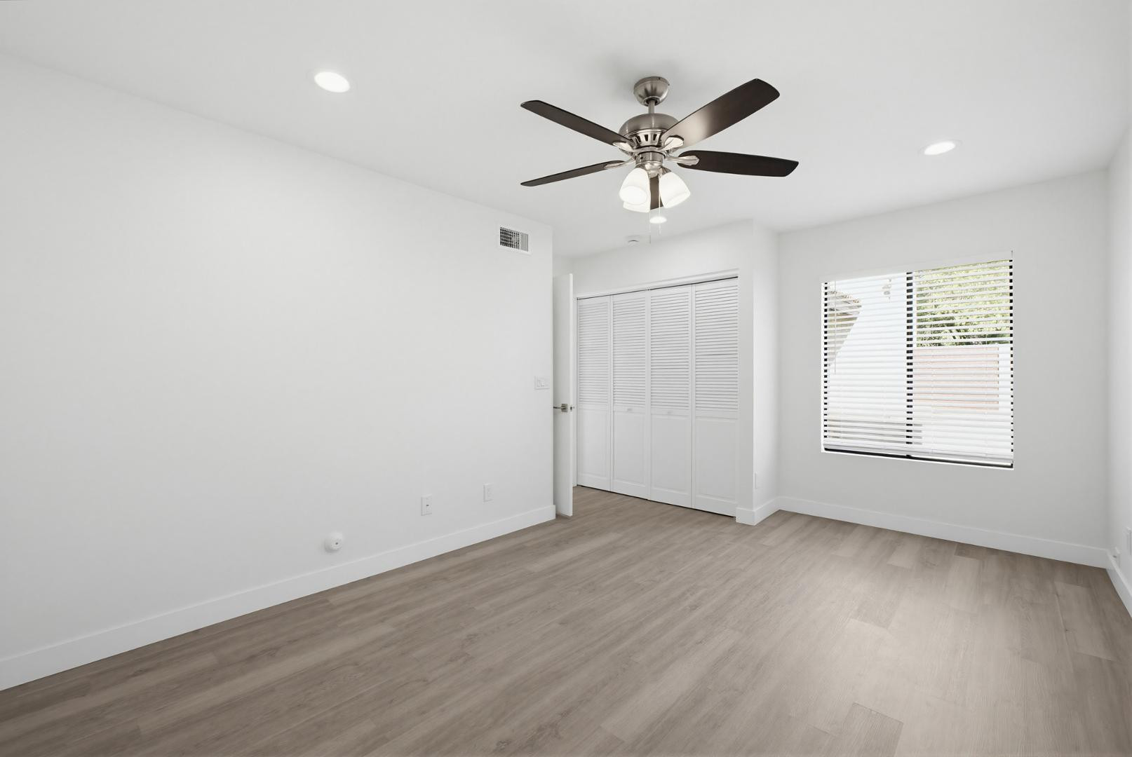 316 East Turquoise Avenue Phoenix, AZ 85020 - Photo 18 of 27 an empty room with wooden floor fan and windows