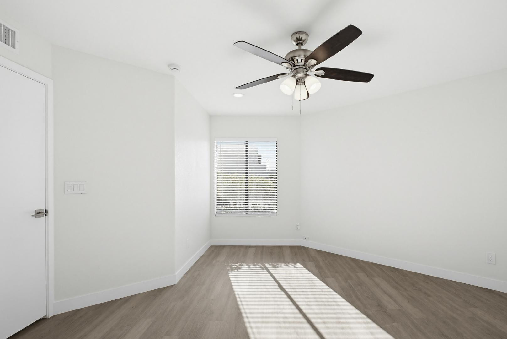 316 East Turquoise Avenue Phoenix, AZ 85020 - Photo 23 of 27 an empty room with wooden floor closet and windows