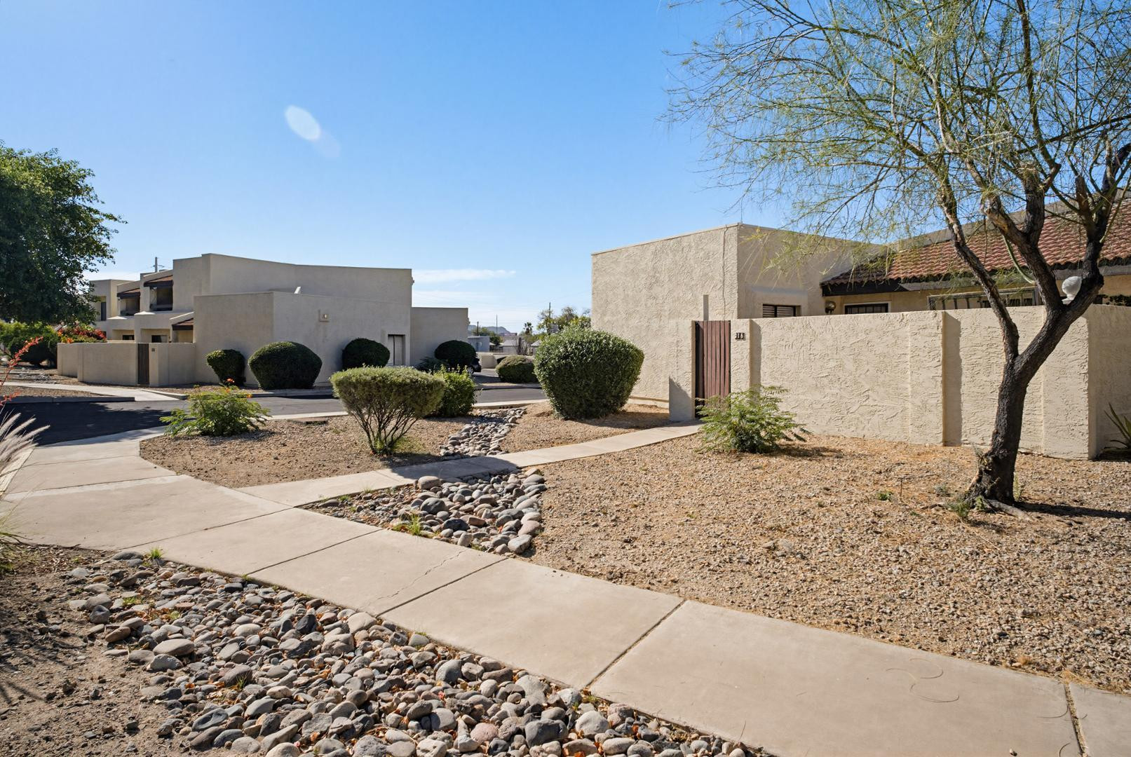 316 East Turquoise Avenue Phoenix, AZ 85020 - Photo 4 of 27 a front view of a house with garden