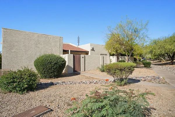 $1,795 | 316 East Turquoise Avenue, Phoenix, AZ 85020