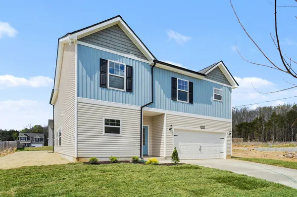 a view of a house with backyard and garden