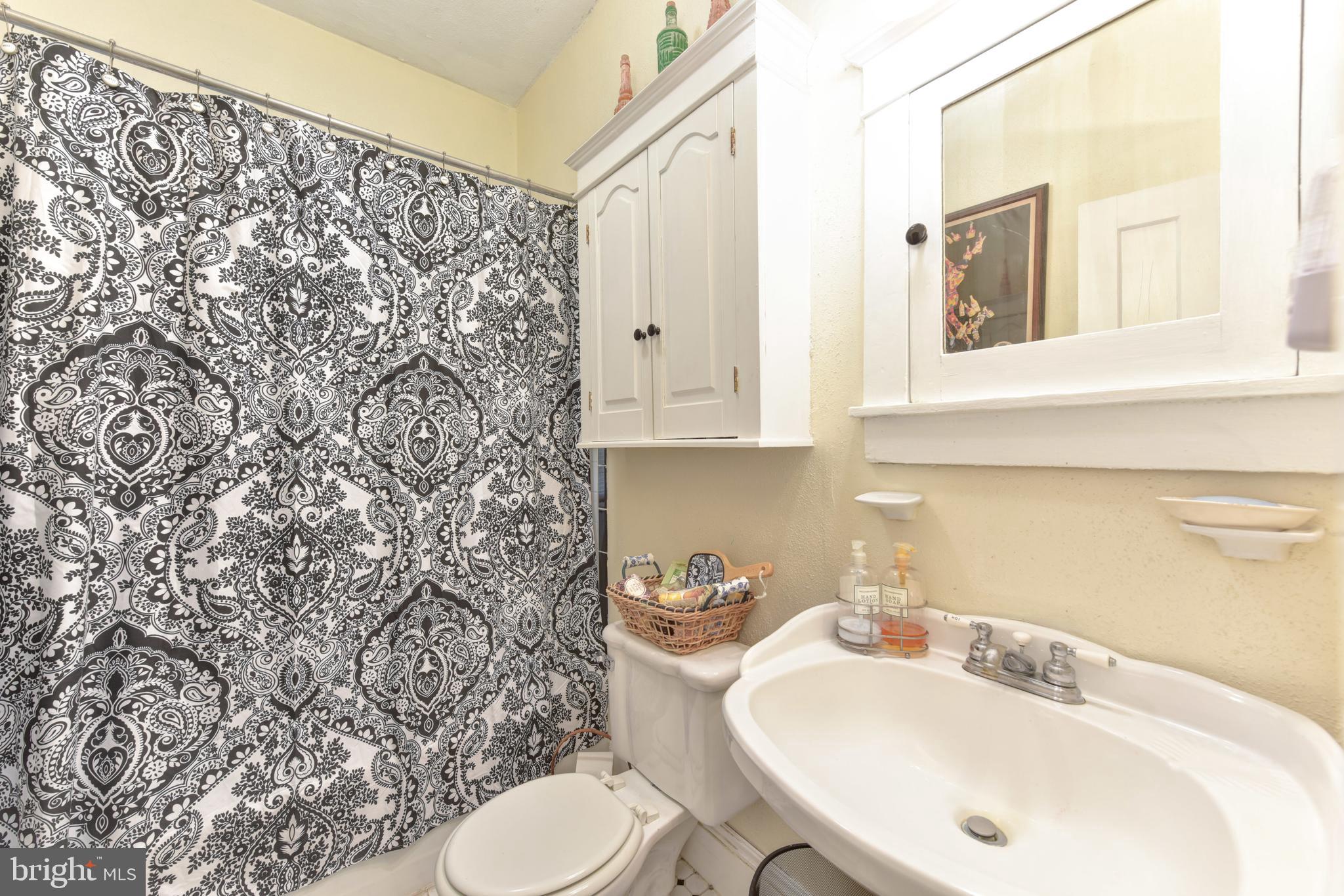 7 West Braddock Road Alexandria, VA 22301 - Photo 21 of 37 Main level bath