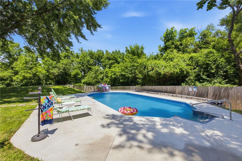 18065 Canterbury Road Stilwell, KS 66085 - Photo 4 of 61