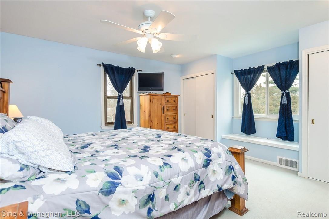 810 Lincoln Road Grosse Pointe, MI 48230 - Photo 24 of 45 024-Master_Bedroom-3617712-medium.jpg