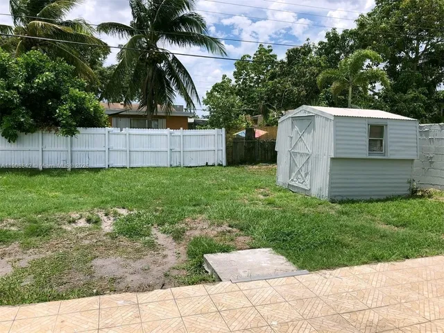 a view of a back yard of the house
