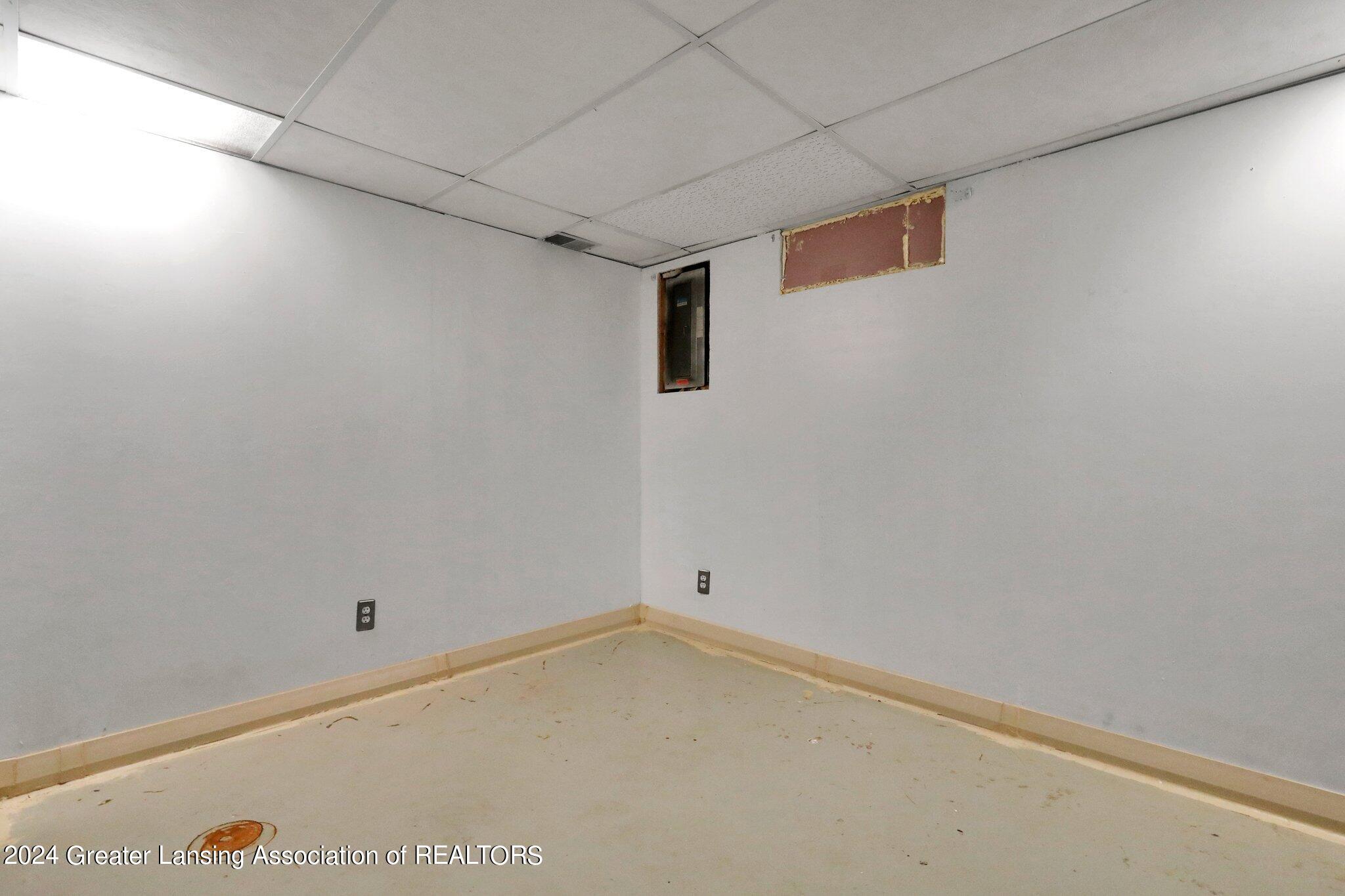 5917 Kyes Road Lansing, MI 48911 - Photo 25 of 31 21-web-or-mls-Open Ended Media-20