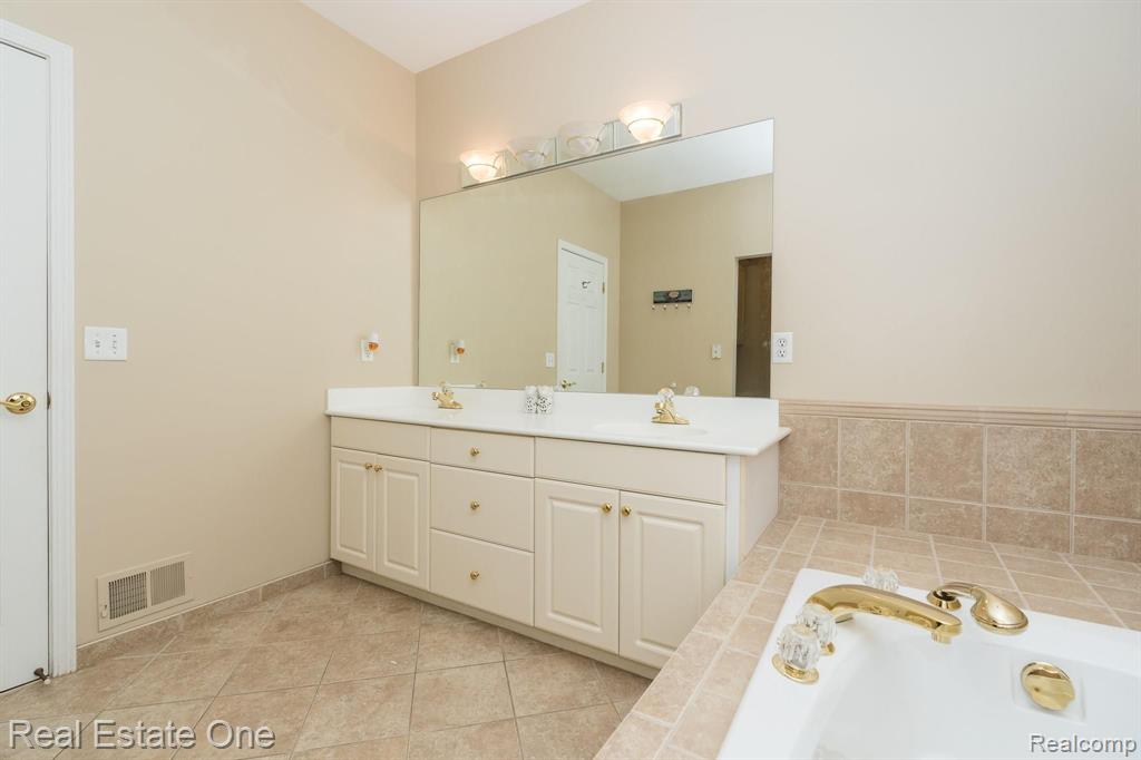 1784 Blue Grass Drive Rochester Hills, MI 48306 - Photo 38 of 72
