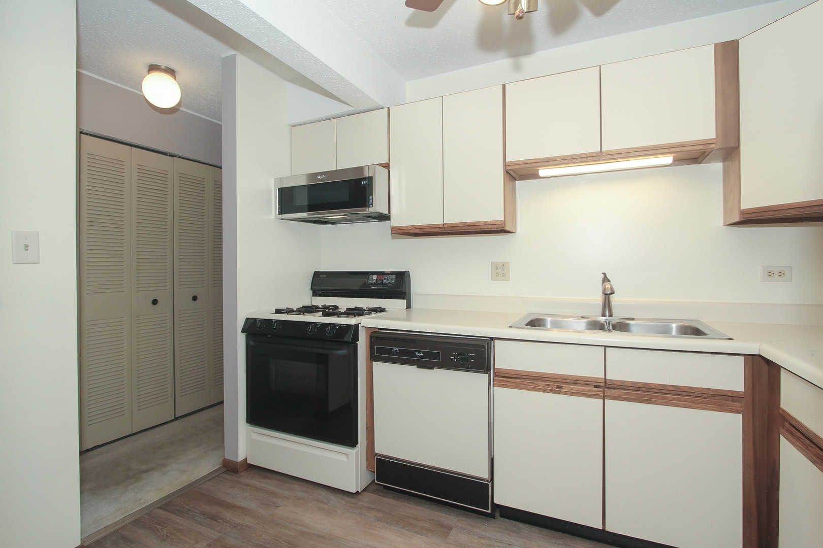 720 Weidner Road, Unit 205 Buffalo Grove, IL 60089 - Photo 13 of 27 Gallery Image 13
